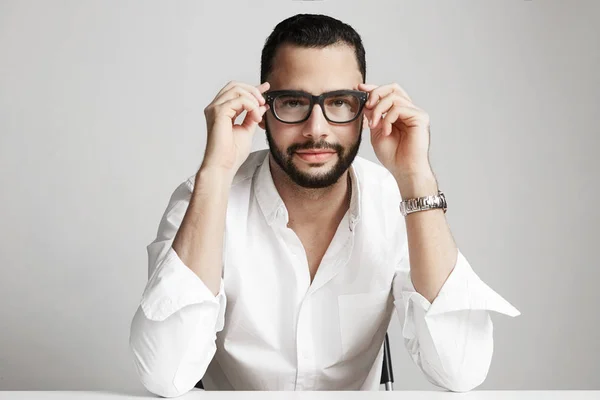 Porträt eines seriösen Managers im Büro. — Stockfoto