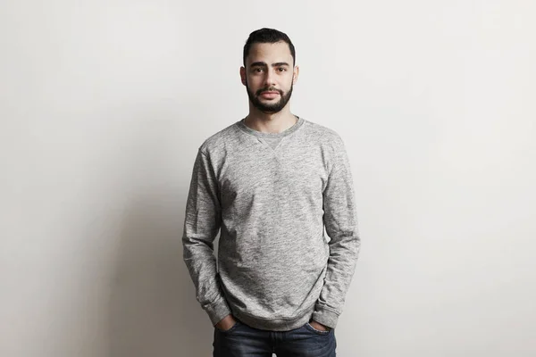 Retrato horizontal de primer plano de un joven modelo masculino sonriente y confiado con un fondo blanco . — Foto de Stock