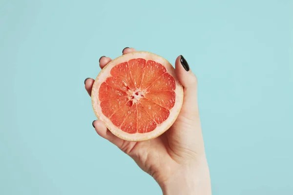 Vitamine C vers sappige oranje fruit dia's op blauwe muur. Hoge dosis vitamine c mock-up. Gezonde levensstijl. — Stockfoto