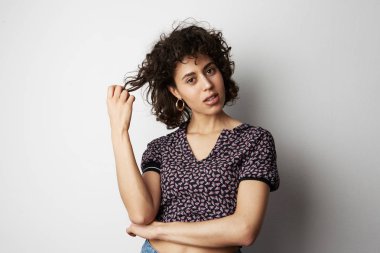 Neşeli ve sevimli bir gülümseme ile kameraya bakarak mutlu neşeli genç kadın. Üniversiteden sonra iç rahatlatıcı öğrenci kız.