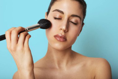 Kıvırcık saçlı, çıplak makyaj, kırmızı dudaklar güzel kadın portresi. Konsept fotoğraf kadar sahte.