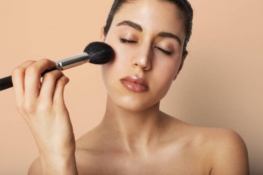 Kıvırcık saçlı, çıplak makyaj, kırmızı dudaklar güzel kadın portresi. Konsept fotoğraf kadar sahte.