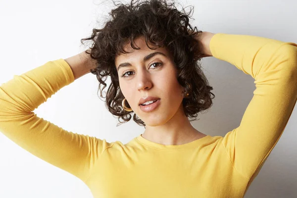 Kıvırcık saçlı güzel bir genç kadının portresi. İzole edilmiş.