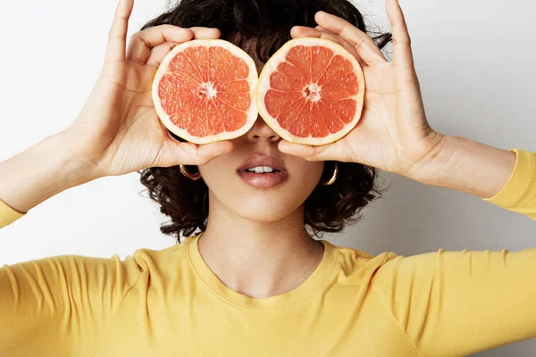 Een Vrouw Die Sinaasappelsap Drinkt Glimlacht Met Sinaasappels Jong Mooi — Stockfoto