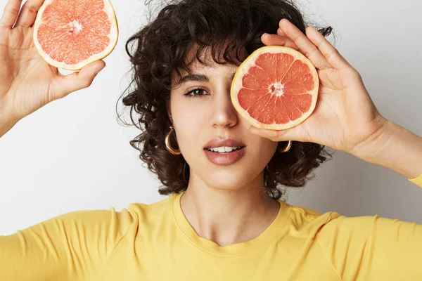 Een Vrouw Die Sinaasappelsap Drinkt Glimlacht Met Sinaasappels Jong Mooi — Stockfoto