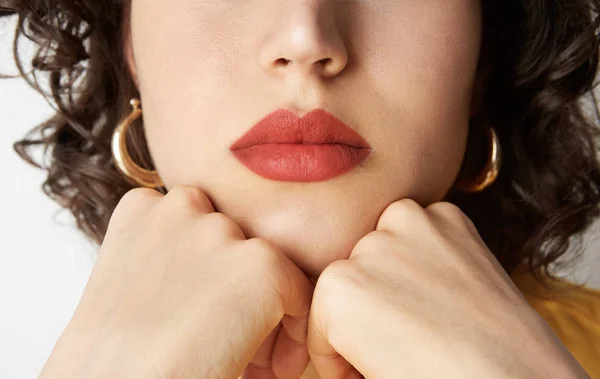 Retrato de mujer hermosa con pelo rizado, maquillaje de ojos de gato, labios rojos. Concepto simulacro de foto . —  Fotos de Stock