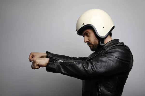 Pria pengendara motor dengan jaket kulit berpura-pura mengendarai sepeda motor yang terisolasi dengan latar belakang putih. Horisontal . — Stok Foto