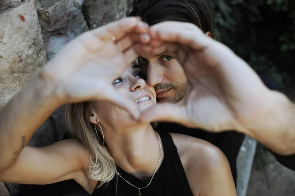 Relaciones y objetivos de pareja. Sonriente pareja enamorada al aire libre —  Fotos de Stock