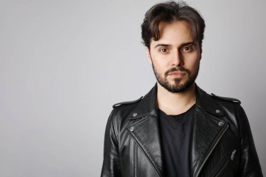 Beyaz arka planda poz veren genç sakallı hippi. İzole edilmiş
