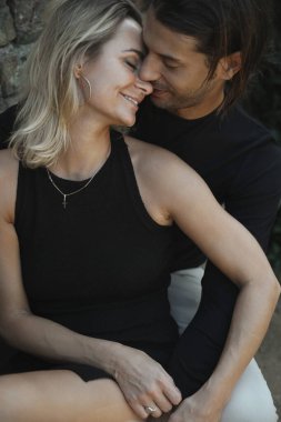 Birkaç gol. Açık havada aşık gülümseyen bir çift