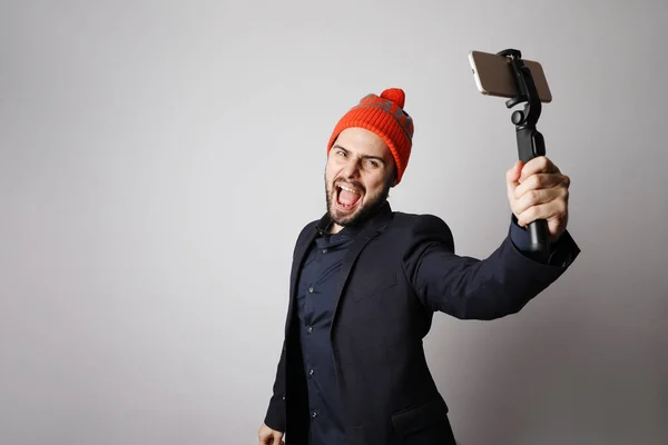 Jovem blogueiro barbudo posando no fundo branco. Isolados — Fotografia de Stock