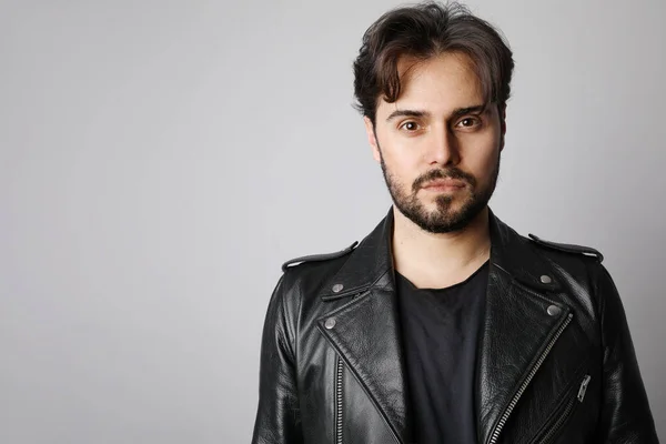 Joven hipster barbudo posando sobre el fondo blanco. Aislado — Foto de Stock