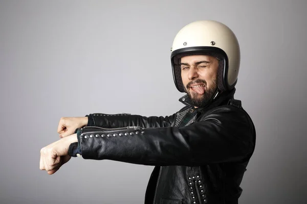 Retrato del motociclista con casco blanco fingiendo andar en bicicleta. Aislado . — Foto de Stock