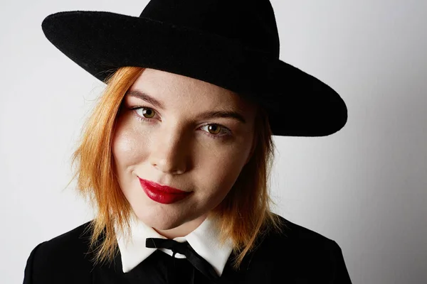 Retrato de close-up da menina hipster vestindo vestido preto e chapéu. Isolados . — Fotografia de Stock