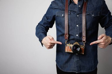 Eski film kamerasını gösteren fotoğrafçının bir kopyası..