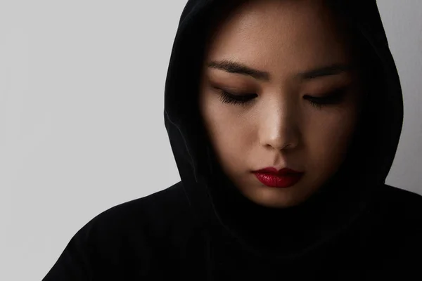 Egy közeli kép fiatal muszlim ázsiai nőről, aki a fehér háttéren pózol. Elszigetelt. — Stock Fotó