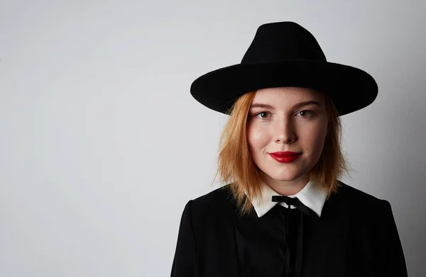 Retrato de menina hipster vestindo vestido preto e chapéu. Isolado e espaço para texto . — Fotografia de Stock
