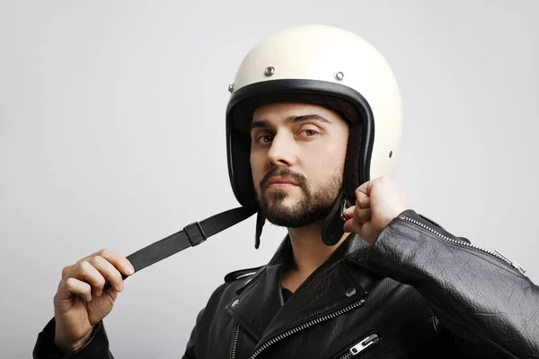 Retrato de cerca del joven motorista con casco blanco. Aislado . — Foto de Stock