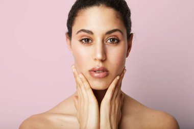 Çekici genç kadın kameraya poz veriyor.