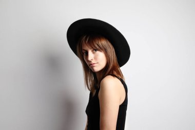 Siyah şapkalı, eli kafasında bir adam. İzole edilmiş.