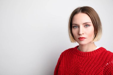 Sıcak kazak giyen ve stüdyoda poz veren biri. İzole edilmiş.