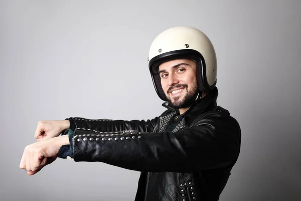 Retrato de cerca del joven motociclista feliz con casco blanco café-corredor. Fondo colorido . — Foto de Stock