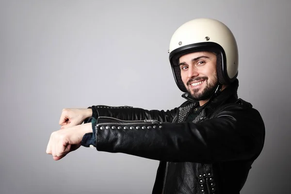 Zbliżenie portret młodego szczęśliwego motocyklisty w białym kasku. Kolorowe tło. — Zdjęcie stockowe