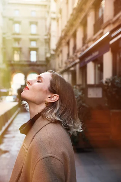 Mujer joven disfrutando de agradable paseo por la ciudad. Imagen vertical . — Foto de Stock