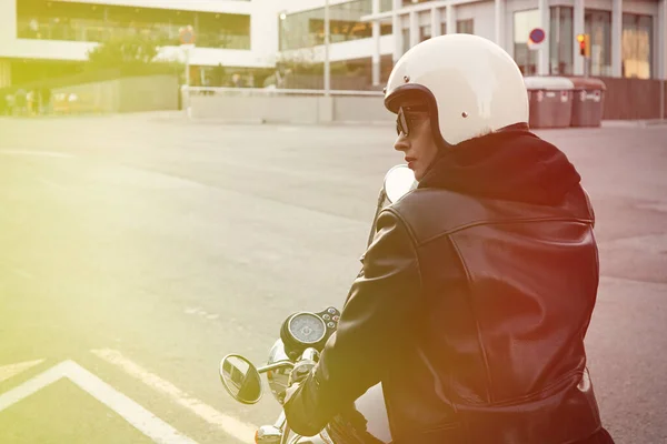 Güneş gözlüğü ve beyaz kask takan motorcu kızın portresi. Dış görüntü. — Stok fotoğraf