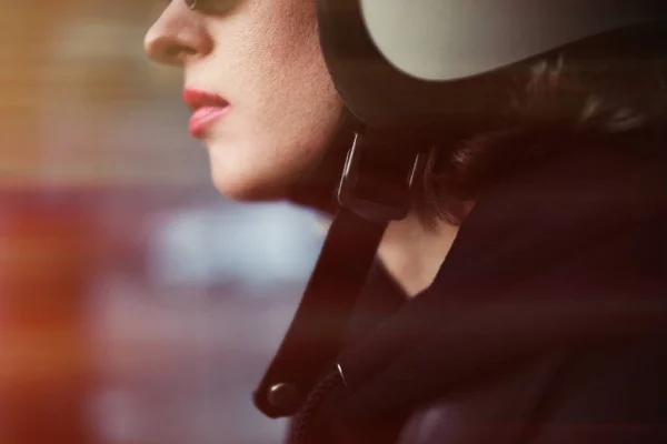 Foto close-up dari gadis biker mengenakan helm putih . — Stok Foto