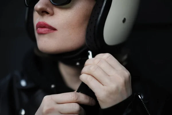 Close-up retrato de menina motociclista ajustando seu capacete branco . — Fotografia de Stock