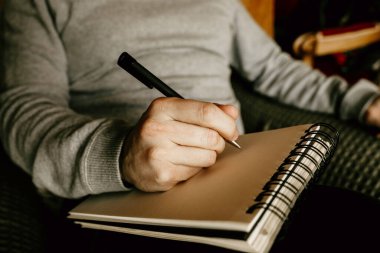 Mektup yazarken çekilmiş yakın plan bir resim..