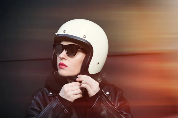 白いヘルメットを調整するバイカーの少女のクローズアップ肖像画。屋外. — ストック写真