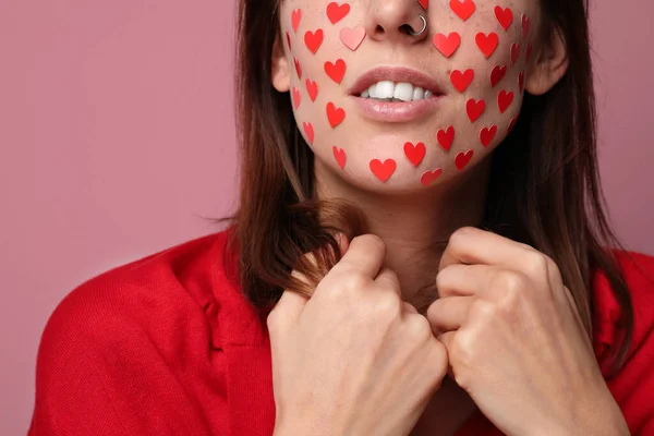 Nahaufnahme Porträt einer jungen Frau, die den Valentinstag feiert. Beziehungskonzept. — Stockfoto