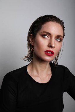 Stüdyoda poz veren çekici ve seksi bir kız. Dikey.