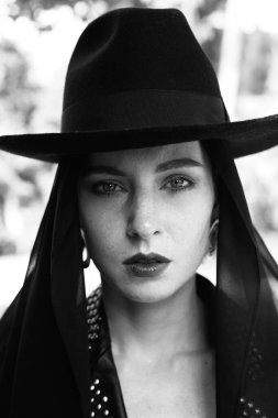 Stüdyoda poz veren çekici ve seksi kızın dikey portresi. Siyah ve beyaz.