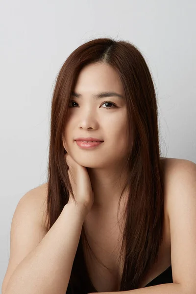 Ritratto verticale di giovane donna asiatica che guarda la macchina fotografica. Concetto bellezza . — Foto Stock