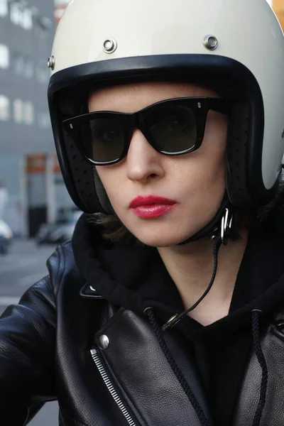 Beyaz kask takan çekici motorcu kızın yakın plan portresi.. — Stok fotoğraf