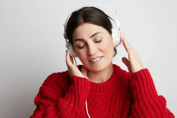 Portret młodej kobiety słuchającej muzyki w słuchawce. Poziomy. — Zdjęcie stockowe