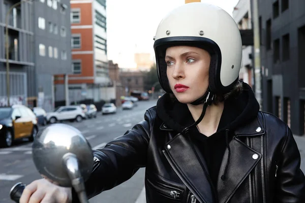 Retrato de close-up da menina motociclista usando capacete branco. Horizontal . — Fotografia de Stock