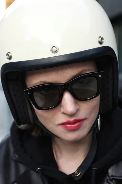 白いヘルメットを身に着けているバイカーの女の子のクローズアップポートレート. — ストック写真