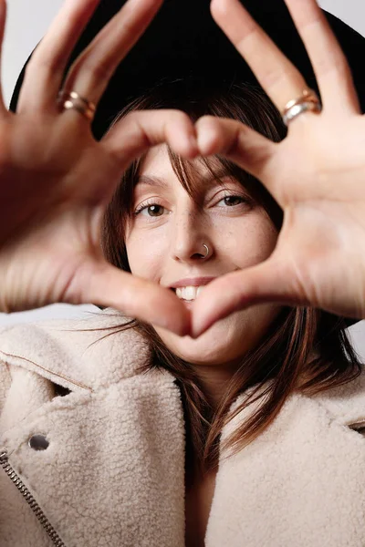 Mladý šťastný hipster dívka dělat selfie foto rámeček kolem obličeje. Svisle. — Stock fotografie