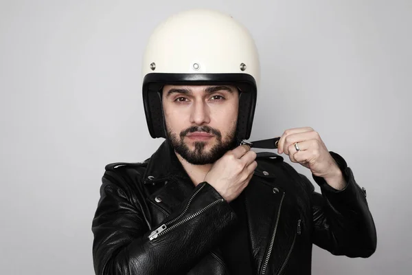 Retrato de cerca del joven motociclista feliz con casco blanco café-corredor. Fondo blanco . — Foto de Stock