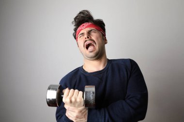 Bıyıklı genç hippi egzersiz yapıyor..