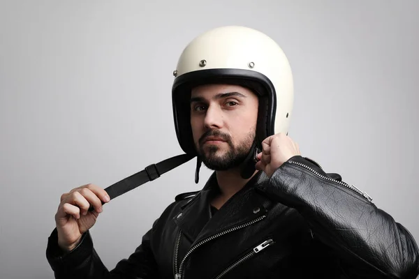 Retrato lateral del joven motorista hipster barbudo con casco blanco café-corredor. Fondo blanco . — Foto de Stock