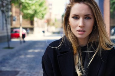 Güneşli havanın tadını çıkaran çekici sarışın kadının yakın plan portresi.. 