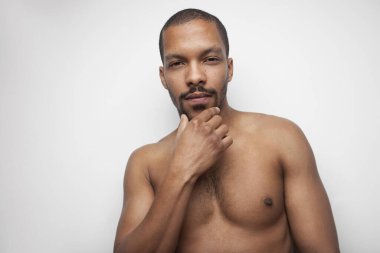 Sakallı, yakışıklı, bakımlı, mükemmel vücutlu bir zenci portresi. Metnin için boşluk.