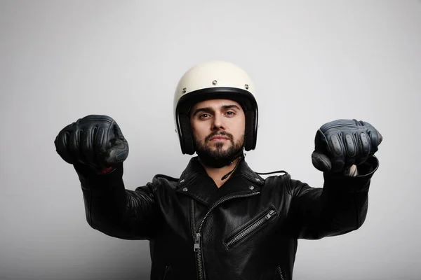 Retrato de cerca del joven motociclista feliz con casco blanco café-corredor. Fondo blanco . — Foto de Stock