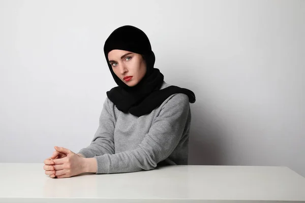 Muslim young woman wearing hijab posing on the white wall. — Stock Photo, Image