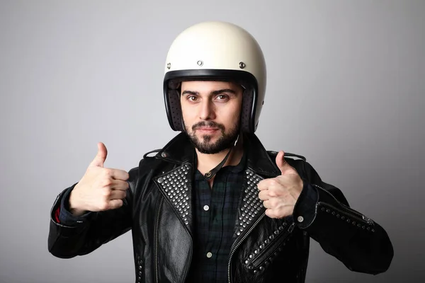 Retrato de estudio del joven motociclista feliz con casco blanco café-corredor. Fondo blanco . — Foto de Stock